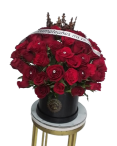 Caja de rosas rojas con corona